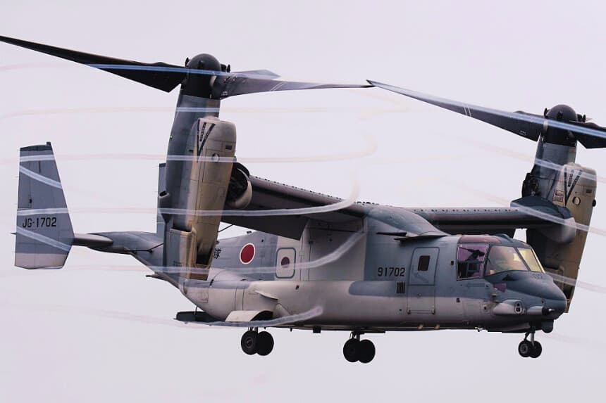 Un avión V-22 Osprey de la Fuerza Terrestre de Autodefensa de Japón (JGSDF) vuela durante un ejercicio de fuego real en la zona de maniobras de Fuji Este el 8 de junio de 2025, en Gotemba, prefectura de Shizuoka, Japón. (Tomohiro Ohsumi/Getty Images)