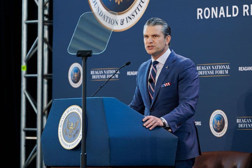 El secretario de Guerra Pete Hegseth pronuncia un discurso en el Foro de Defensa Nacional Reagan el 6 de diciembre de 2025, en la Biblioteca Presidencial Ronald Reagan en Simi Valley, California. (Caylo Seals/Getty Images)