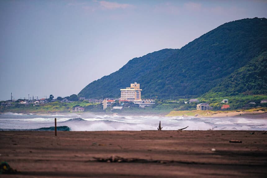 Esta vista general muestra la playa de Heisaura, en la ciudad de Tateyama, prefectura de Chiba, tras el levantamiento de la alerta de tsunami el 31 de julio de 2025. (Imagen Ilustrativa) (PHILIP FONG/AFP vía Getty Images)