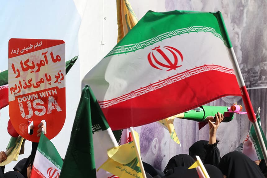 La gente ondea banderas iraníes durante una manifestación frente a la antigua embajada de Estados Unidos en Teherán, mientras los iraníes conmemoran el 46.º aniversario del inicio de la crisis de los rehenes en Irán, el 4 de noviembre de 2025. (ATTA KENARE/AFP vía Getty Images)
