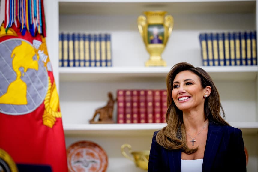 WASHINGTON, DC - 28 DE MARZO: La asesora presidencial de la Casa Blanca, Alina Habba, sonríe antes de prestar juramento como fiscal federal interina de Nueva Jersey en el Despacho Oval de la Casa Blanca el 28 de marzo de 2025 en Washington, DC. Habba es la antigua abogada personal del presidente Donald Trump. (Foto de Andrew Harnik/Getty Images).