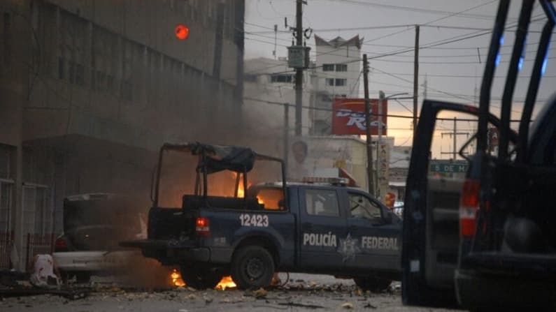 Autoridades investigan explosión de automóvil que dejó 5 muertos en la costa de Michoacán