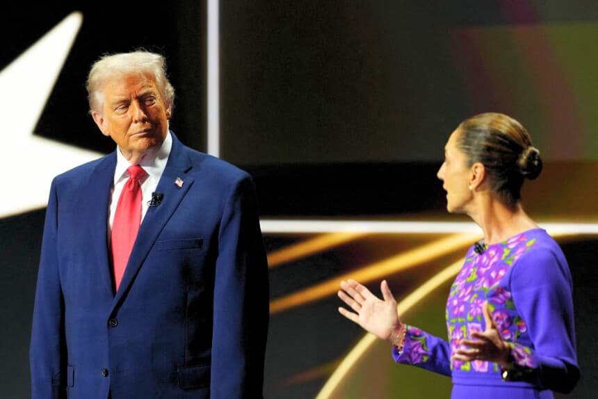 La presidenta de México, Claudia Sheinbaum, habla en el escenario junto al presidente de Estados Unidos, Donald Trump, durante el sorteo de la Copa Mundial de Fútbol de la FIFA 2026, que se celebrará en Estados Unidos, Canadá y México, en el Kennedy Center, en Washington D. C., el 5 de diciembre de 2025. (Foto de Jia Haocheng / POOL / AFP a través de Getty Images)