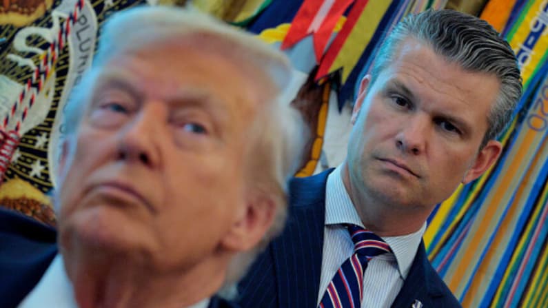 Trump cede a Hegseth decisión de divulgar el video del segundo ataque a barco