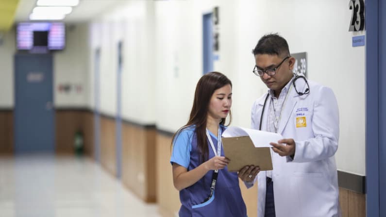 Estadounidenses esperan que los costos médicos aumenten un 10 % en 2026: Reserva Federal de Nueva York