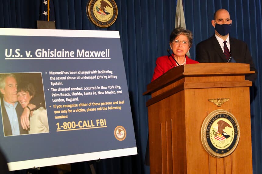 NUEVA YORK, NUEVA YORK - 2 DE JULIO: La fiscal federal interina del Distrito Sur de Nueva York, Audrey Strauss, habla con los medios de comunicación en una rueda de prensa para anunciar la detención de Ghislaine Maxwell, la novia desde hace mucho tiempo y presunta cómplice del fallecido traficante sexual Jeffrey Epstein, el 2 de julio de 2020 en la ciudad de Nueva York. Maxwell, miembro de la alta sociedad británica e hija de Robert Maxwell, fue detenida en New Hampshire el jueves por la mañana y será acusada por los fiscales federales de Nueva York de seis cargos relacionados con la investigación federal en curso sobre los cómplices de Epstein. (Foto de Spencer Platt/Getty Images).