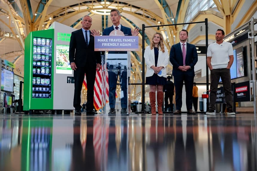 El secretario de Transporte de EE. UU., Sean P. Duffy, habla junto al secretario de Servicios Humanos, Robert F. Kennedy Jr., en una conferencia sobre el lanzamiento de la campaña "Hagamos que los viajes sean familiares de nuevo" en el Aeropuerto Nacional Ronald Reagan de Washington, en Arlington, Virginia, el 8 de diciembre de 2025. (Heather Diehl/Getty Images)