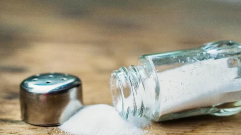Los peligros de una dieta baja en sal: ¿Cómo consumirla correctamente?