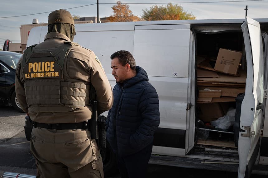 Un agente de la Patrulla Fronteriza de Estados Unidos detiene a un contratista que carga su camioneta de trabajo y le pide que muestre su prueba de ciudadanía el 6 de noviembre de 2025 en Chicago, Illinois. (Scott Olson/Getty Images)
