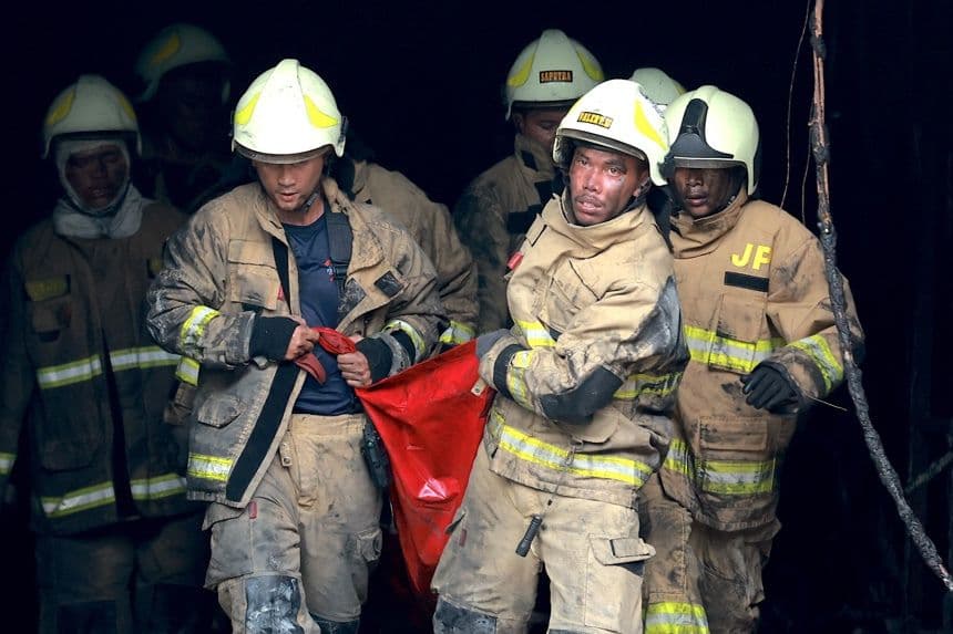 Los bomberos sacan el cuerpo de una víctima de un edificio tras un incendio en Yakarta, Indonesia, el 9 de diciembre de 2025. (EFE/EPA/MAST IRHAM)