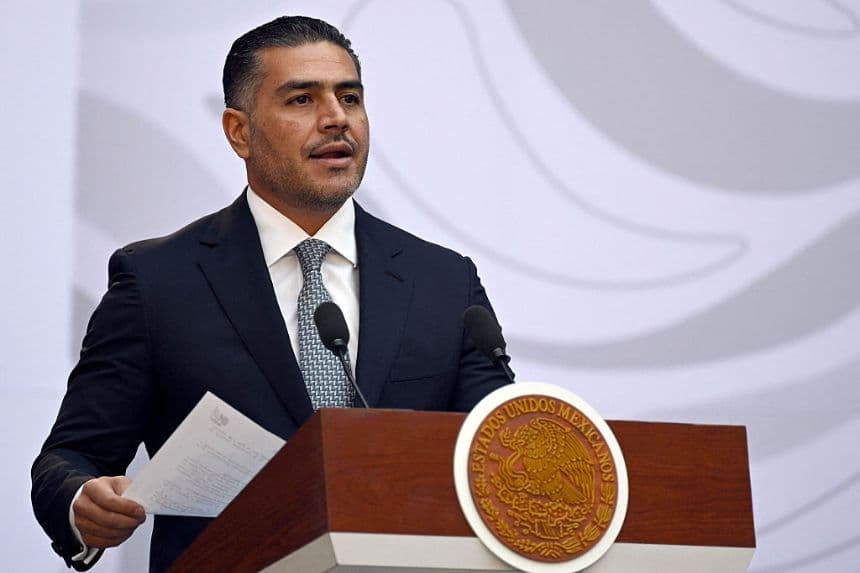 El secretario de Seguridad y Protección Ciudadana de México, Omar García Harfuch, habla durante la presentación del Plan Michoacán para la Paz y la Justicia en el Palacio Nacional de la Ciudad de México, el 9 de noviembre de 2025. (ALFREDO ESTRELLA/AFP vía Getty Images)