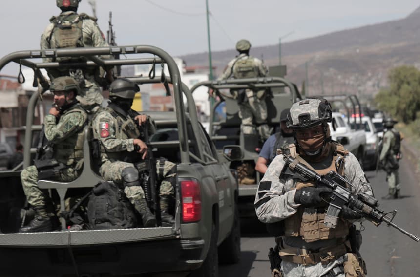 Fotografía de archivo donde se observa integrantes del Ejercito Mexicano y de la Guardia Nacional mientras patrullan las principales avenidas en la ciudad de Morelia en Michoacán (EFE/ Iván Villanueva)