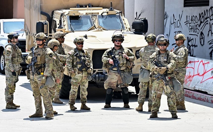 Miembros armados de la Guardia Nacional se ven fuera del edificio federal Edward Roybal, en Los Ángeles, el 23 de junio de 2025. (FREDERIC J. BROWN/AFP vía Getty Images)