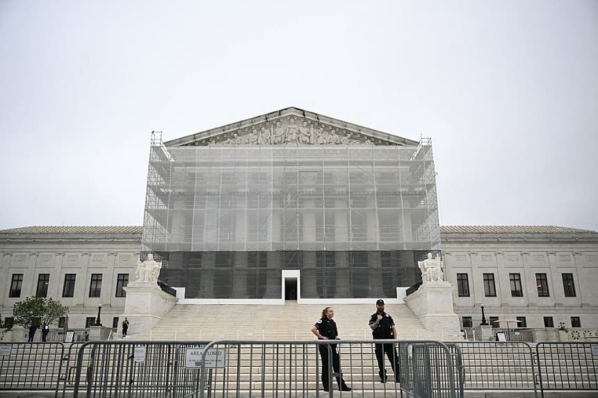 Policías frente a la Corte Suprema de Estados Unidos en Washington, D.C., el 27 de junio de 2025. (MANDEL NGAN/AFP vía Getty Images)