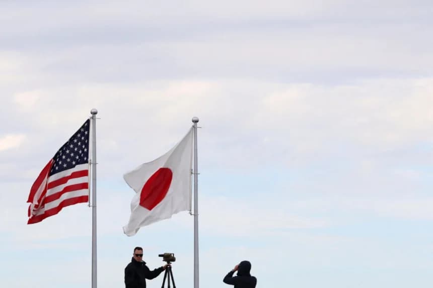 El personal de seguridad mantiene la vigilancia bajo las banderas de Estados Unidos y Japón mientras el presidente estadounidense Donald Trump sale del aeropuerto de Haneda rumbo a Corea del Sur, en Tokio, Japón, el 29 de octubre de 2025. (Evelyn Hockstein/Reuters)