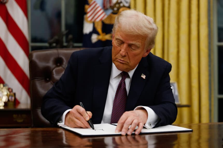 El presidente Donald Trump firma órdenes ejecutivas en el Despacho Oval de la Casa Blanca el 20 de enero de 2025 en Washington, D.C. (Foto de Anna Moneymaker/Getty Images),