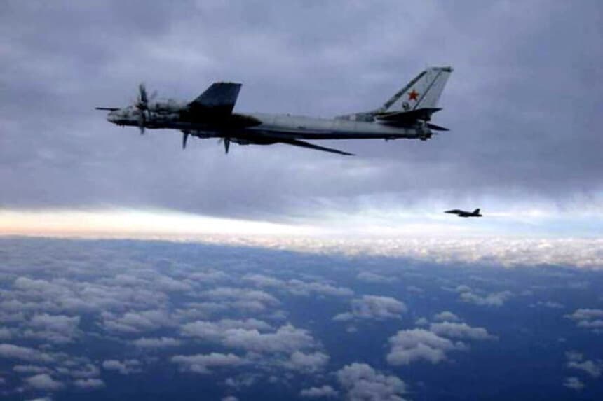 Un F/A-18 Hornet del Carrier Air Wing (CVW) 11, embarcado en el portaaviones USS Nimitz (CVN 68), escolta a un Tu-95 Bear ruso, un avión bombardero de largo alcance al sur de Japón. (Getty Images).