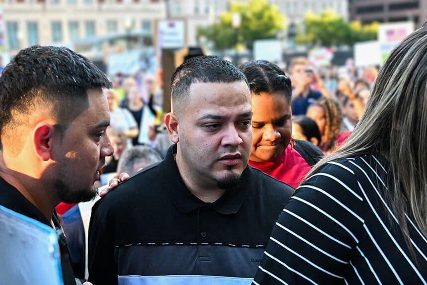 El migrante salvadoreño y residente en Estados Unidos Kilmar Abrego García (centro derecha) camina junto a su esposa Jennifer Vásquez al llegar a la oficina local del Servicio de Inmigración y Control de Aduanas (ICE) en Baltimore, Maryland, el 25 de agosto de 2025. (ROBERTO SCHMIDT/AFP a través de Getty Images)