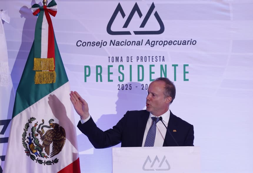 El presidente del Consejo Nacional Agropecuario (CNA), Jorge Esteve, habla durante un evento protocolario en Ciudad de México (EFE/ Sáshenka Gutiérrez)