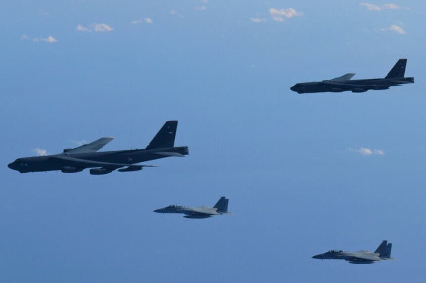 Los cazas F-15 del 6.º Ala Aérea de la Fuerza Aérea de Autodefensa de Japón realizan un ejercicio militar conjunto con los bombarderos B-52 estadounidenses sobre el mar de Japón, en esta fotografía tomada por la Fuerza Aérea de Autodefensa de Japón el 10 de diciembre de 2025. (Oficina del Estado Mayor Conjunto del Ministerio de Defensa de Japón/Reuters).