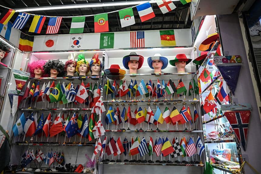Varias banderas nacionales y otros productos se exhiben en una tienda del Mercado Internacional de Yiwu, en la provincia de Zhejiang, al este de China, el 17 de septiembre de 2025. (JADE GAO/AFP vía Getty Images)