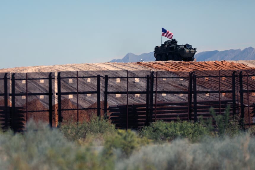 Un vehículo militar de ocho ruedas patrulla cerca del muro fronterizo entre Santa Teresa, Nuevo México, y Ciudad Juárez, Chihuahua, México, el 28 de agosto de 2025. (HERIKA MARTÍNEZ/AFP a través de Getty Images)