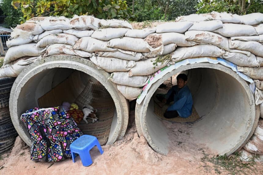 En medio de los enfrentamientos en la frontera entre Tailandia y Camboya, un residente desplazado se refugia en un búnker en la provincia fronteriza de Surin, Tailandia, el 11 de diciembre de 2025. (Lillian Suwanrumpha/AFP a través de Getty Images)