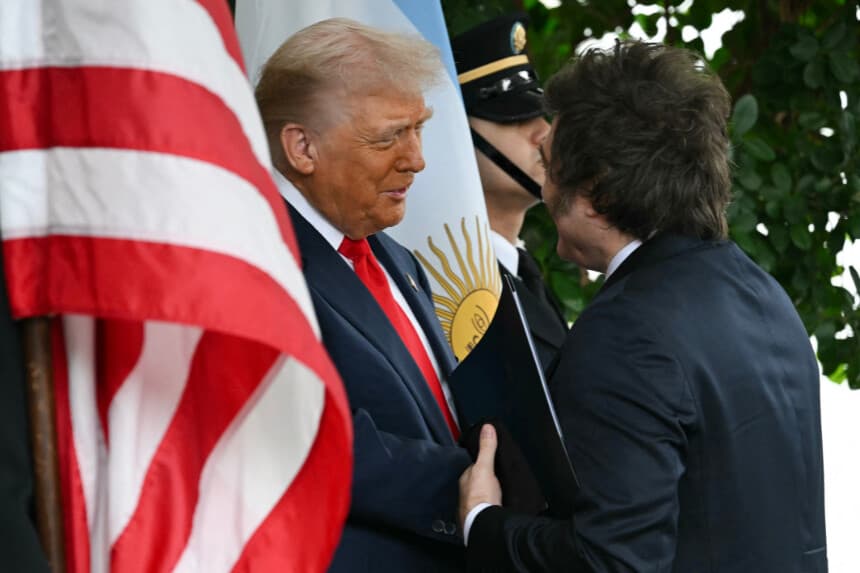 El presidente de Estados Unidos, Donald Trump, saluda al presidente de Argentina, Javier Milei, en la Casa Blanca, en Washington D. C., el 14 de octubre de 2025. (ANDREW CABALLERO-REYNOLDS/AFP vía Getty Images)