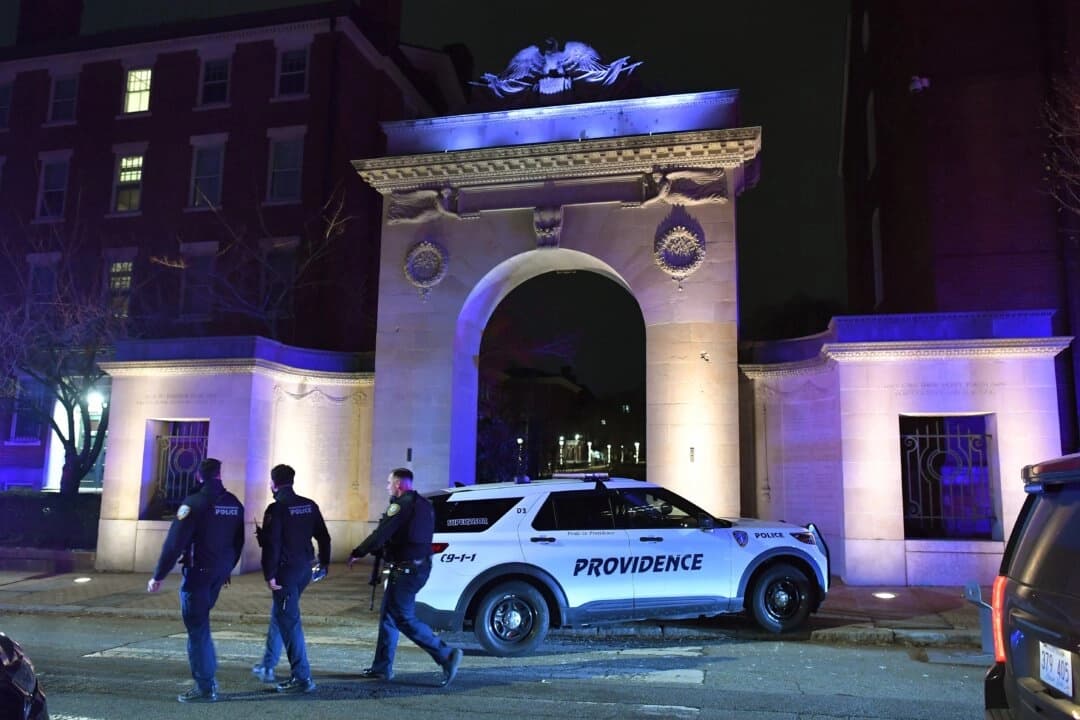 Agentes del orden caminan cerca de la entrada de la Universidad Brown en Providence, Rhode Island, el sábado 13 de diciembre de 2025, durante la investigación de un tiroteo. (Foto AP/Steven Senne)