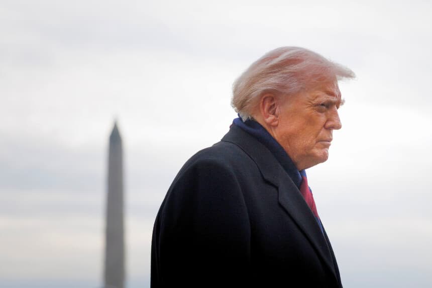 WASHINGTON, DC - 13 DE DICIEMBRE: El presidente de Estados Unidos, Donald Trump, habla con los periodistas antes de subir al Marine One en el jardín sur de la Casa Blanca el 13 de diciembre de 2025 en Washington, DC. Trump tiene previsto viajar a Baltimore, Maryland, donde se espera que asista al partido anual de fútbol americano universitario entre el Ejército y la Marina. (Foto de Tom Brenner/Getty Images).