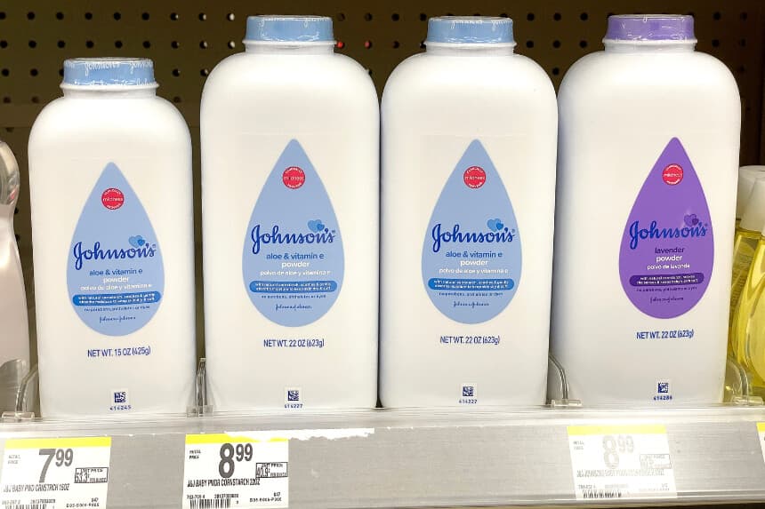 SAN ANSELMO, CALIFORNIA - 5 DE ABRIL: Envases de talco para bebés de Johnson & Johnson expuestos en una estantería de Walgreens el 5 de abril de 2023 en San Anselmo, California. Johnson & Johnson anunció el martes un acuerdo para pagar 8.9 mil millones de dólares a decenas de miles de personas que afirman que los productos de talco de la empresa les provocaron cáncer. (Foto de Justin Sullivan/Getty Images).