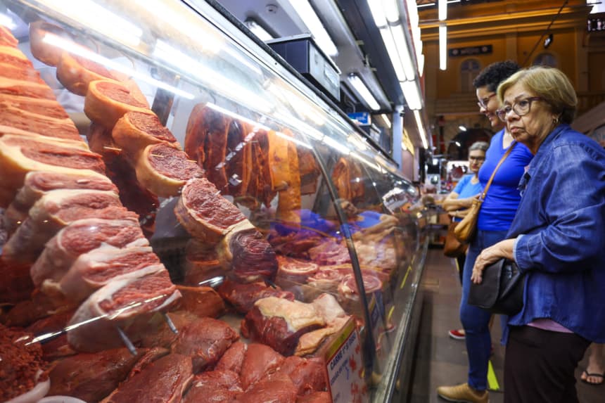 Clientes revisan los precios en un mercado de carne en Porto Alegre, en el estado de Río Grande do Sul, Brasil, el 7 de diciembre de 2024. (SILVIO AVILA/AFP via Getty Images)