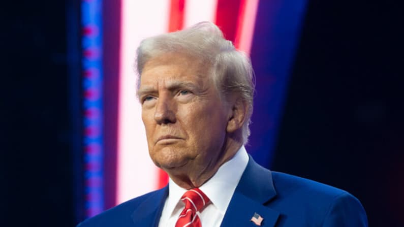 Trump entrega medallas por la defensa de la frontera mexicana en una ceremonia en la Casa Blanca