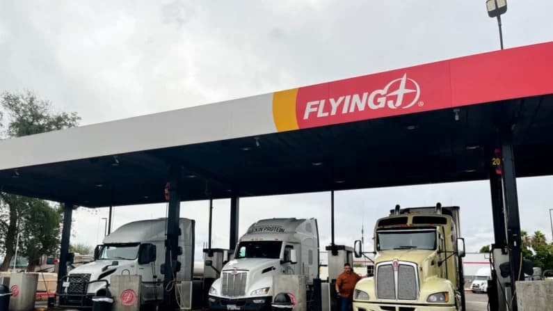 California demanda al gobierno por retener USD 33 millones debido a normas bilingües para camioneros