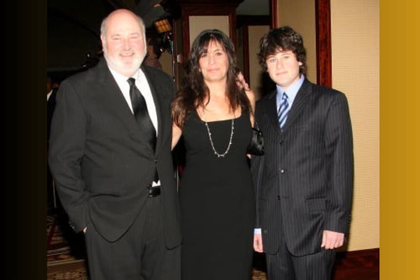El director Rob Reiner, junto con su esposa, la actriz Michele Singer, y su hijo, llegan a la 59.ª edición de los premios del Sindicato de Directores de América, celebrada en el Hyatt Regency Century Plaza el 3 de febrero de 2007 en Los Ángeles, California. (Foto de Frederick M. Brown/Getty Images).