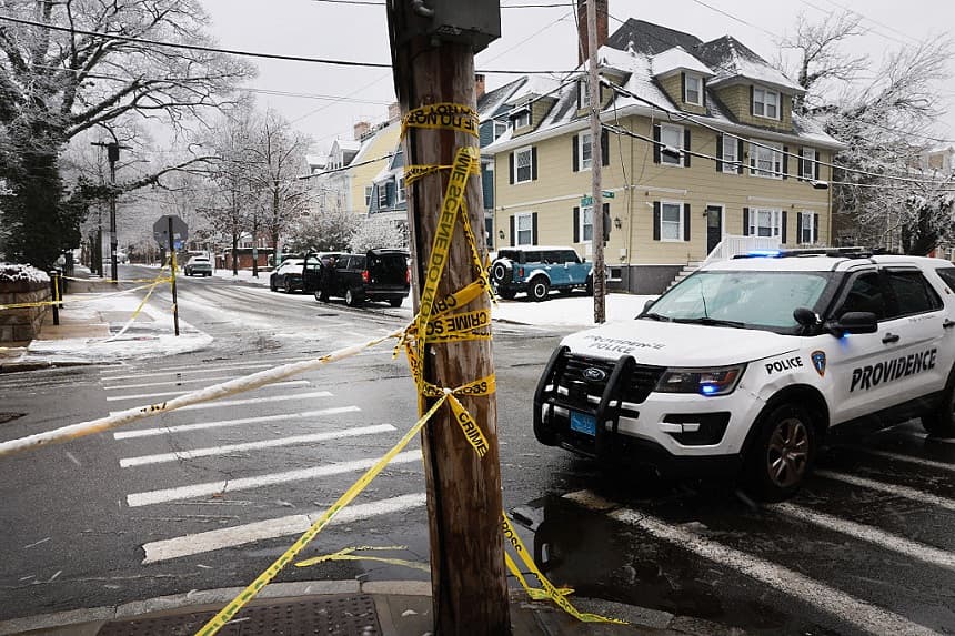 La policía patrulla la Universidad Brown tras el tiroteo masivo que dejó al menos dos muertos y nueve heridos el 14 de diciembre de 2025 en Providence, Rhode Island. (Spencer Platt/Getty Images)