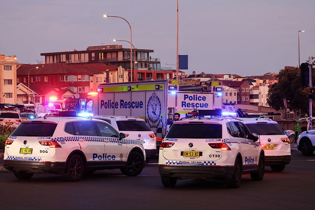 Vehículos policiales en una carretera tras un tiroteo en Bondi Beach, Sídney, el 14 de diciembre de 2025. La policía australiana informó de que dos personas habían sido detenidas tras recibir informes de múltiples disparos el 14 de diciembre en la famosa playa de Bondi Beach, en Sídney, e instó a la población a ponerse a cubierto. (Foto de DAVID GRAY / AFP a través de Getty Images)