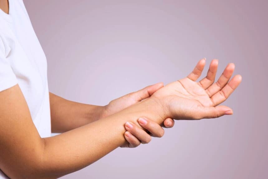 El entumecimiento de las manos es una dolencia habitual entre los adultos hoy en día y puede indicar un problema de salud subyacente. (okawa somchai/Shutterstock).