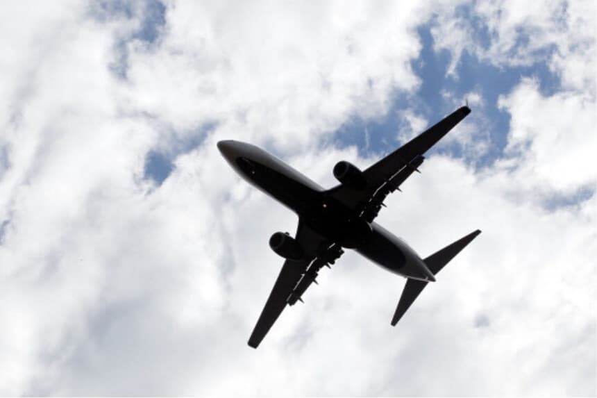RALEIGH, CAROLINA DEL NORTE - 29 DE NOVIEMBRE: Una vista panorámica de aviones volando sobre la ciudad, fotografiada el 29 de noviembre de 2010 en Raleigh, Carolina del Norte. (Foto de Bruce Bennett/Getty Images).