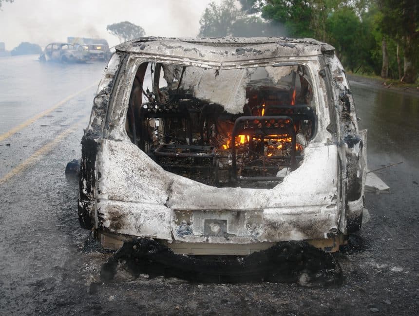 Imagen de archivo de un auto incendiado en el estado de Michoacán. (EFE/STR)