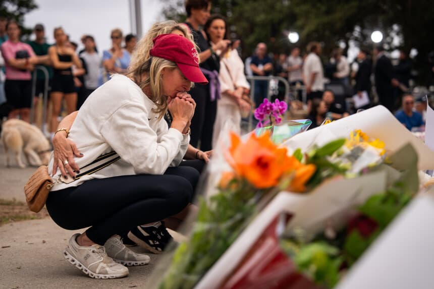 Jodie Gien visita el memorial en Bondi Pavilion, dos días después de un tiroteo masivo en Bondi Beach, el 16 de diciembre de 2025 en Sídney, Australia. (Audrey Richardson/Getty Images)