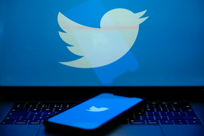 En esta ilustración fotográfica se ve el logotipo de Twitter en una pantalla de computadora y un teléfono celular el 21 de abril de 2023 en Knutsford, Reino Unido. (Ilustración fotográfica de Christopher Furlong/Getty Images)