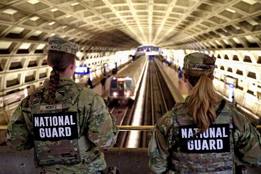 WASHINGTON, DC - 3 DE DICIEMBRE: Miembros de la Guardia Nacional patrullan la estación de metro Gallery Place el 3 de diciembre de 2025 en Washington, DC. La Guardia Nacional continúa su presencia, bajo una orden ejecutiva del presidente Donald Trump, en la capital del país después de que dos miembros fueran tiroteados por un presunto pistolero. Rahmanullah Lakanwal, un inmigrante afgano que había trabajado con la CIA, disparó y mató a la soldado Sarah Beckstrom e hirió al sargento Andrew Wolfe a pocas manzanas de la Casa Blanca el 26 de noviembre, un día antes del Día de Acción de Gracias. (Foto de Alex Wong/Getty Images).