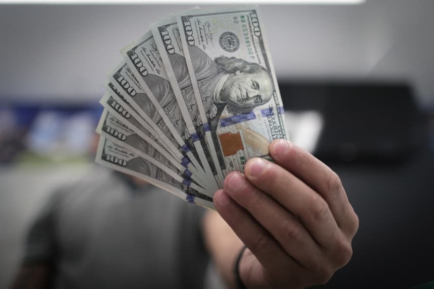 Fotografía de archivo de un empleado de una oficina de cambio muestra billetes de dólar. (EFE/ André Coelho)
