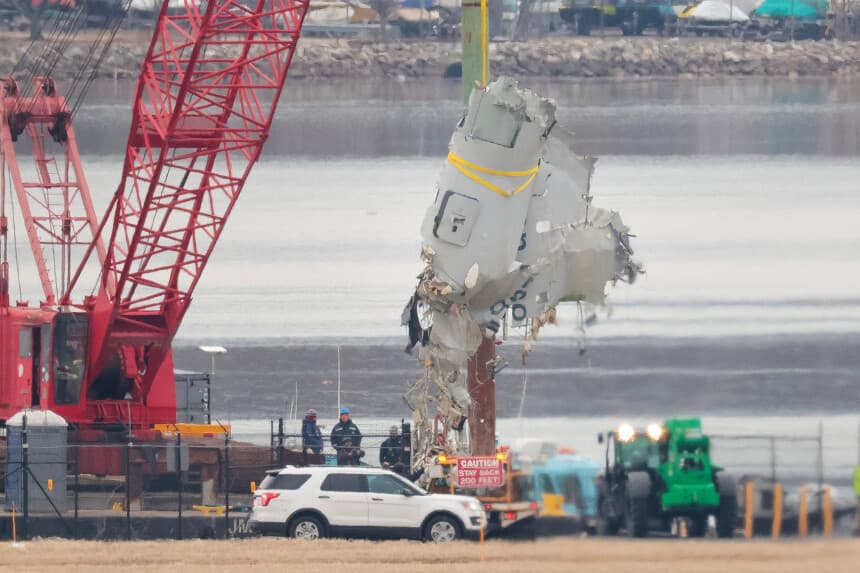 Restos del vuelo 5342 de American Airlines recuperados del río Potomac son trasladados a la orilla durante las labores de rescate el 5 de febrero de 2025 en Arlington, Virginia. (Kayla Bartkowski/Getty Images)