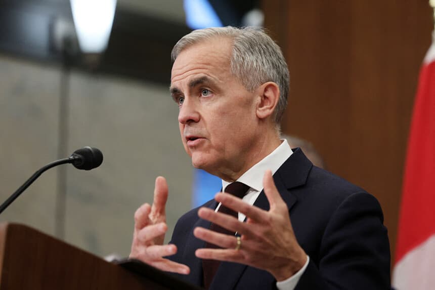 El primer ministro canadiense, Mark Carney, habla sobre las nuevas medidas para proteger las industrias estratégicas canadienses en el Parlamento, en Ottawa, Ontario, Canadá, el 26 de noviembre de 2025. (Dave Chan / AFP a través de Getty Images)