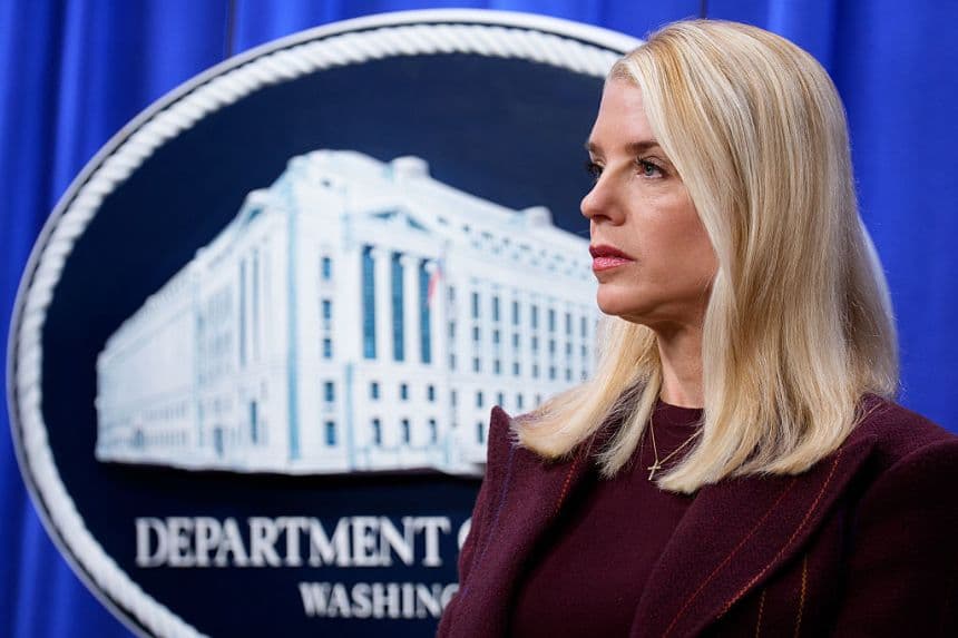 La fiscal general Pam Bondi aparece en una rueda de prensa el 19 de noviembre de 2025 en Washington, DC. (Andrew Harnik/Getty Images)