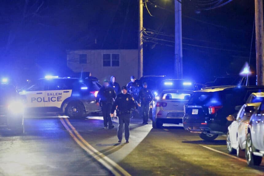 Agentes de la ley registran la zona en busca del sospechoso del tiroteo en la Universidad Brown en Salem, Nuevo Hampshire, el 18 de diciembre de 2025. (Reba Saldanha/AP Photo).