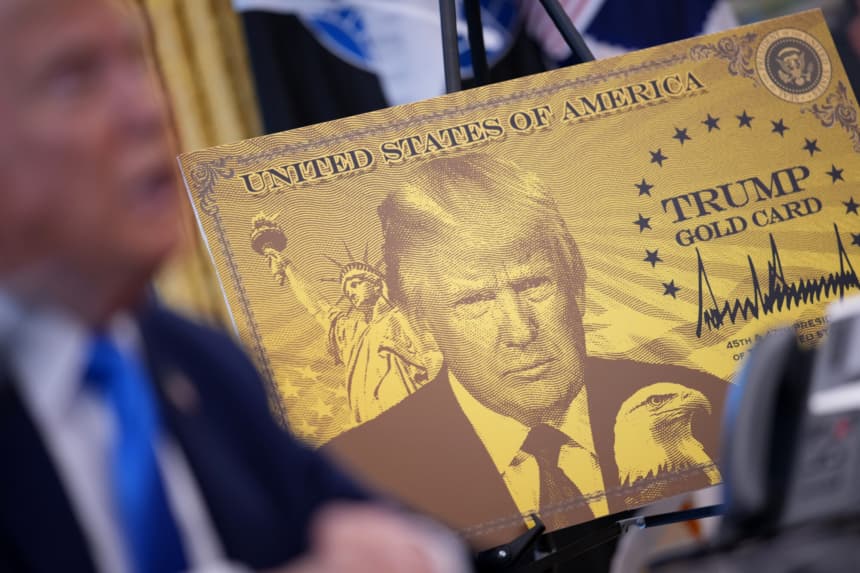 Se observa un cartel de la “Tarjeta Dorada de Trump” mientras el presidente Donald Trump ofrece declaraciones en la Oficina Oval de la Casa Blanca el 19 de septiembre de 2025 en Washington, DC. (Andrew Harnik/Getty Images)