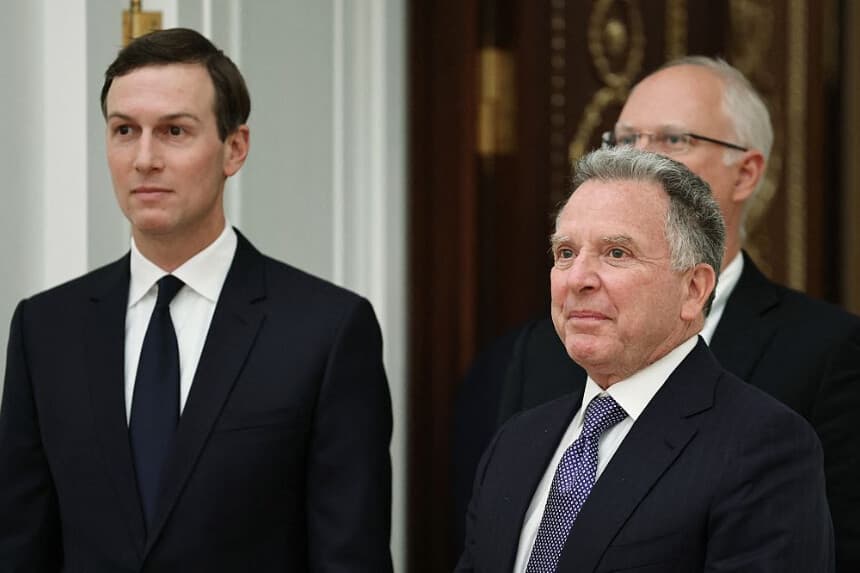En esta fotografía colectiva distribuida por la agencia estatal rusa Sputnik, se ve al enviado especial de Estados Unidos, Steve Witkoff, y al yerno del presidente estadounidense Donald Trump, Jared Kushner, acompañados por el enviado económico del Kremlin, Kirill Dmitriev, antes de una reunión con el presidente de Rusia en el Kremlin, en Moscú, el 2 de diciembre de 2025. (Alexander KAZAKOV / POOL / AFP vía Getty Images)
